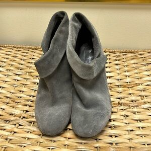 New Enzo Angiolini gray suede heeled ankle boots size 8.5
